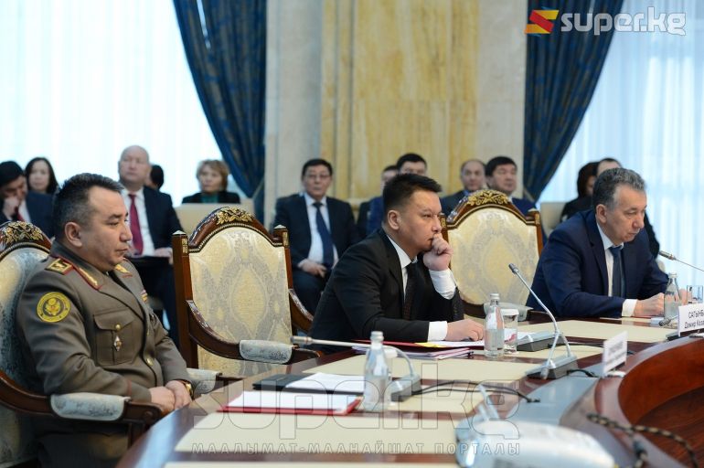 (солдон оңго) Куралдуу күчтөрдүн Генералдык штабынын башчысы Раимберди Дүйшөнбиев, Коопсуздук кеңештин катчысынын биринчи орун басары Дамир Сагынбаев, президенттик аппараттын башчысы Фарид Ниязов