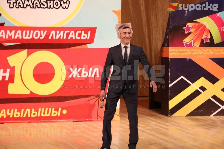 &quot;Мурас&quot; командасынын жигиттери режиссёр Рысбек Жабировдун кол чатырын мода көргөзмөсүнө алып чыкты