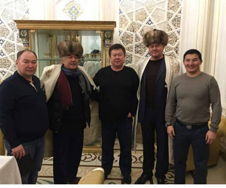 Интернетке Жогорку Кеңештин депутаттары “Салим байбачага” чапан жапты деп тараган сүрөт