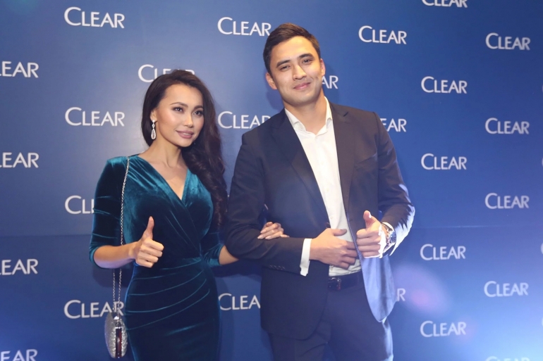 Жанар Дугалова жана Тауекел Мусилим CLEAR компаниясынын жарнамалык ролигине тартылууга баргандагы сүрөт