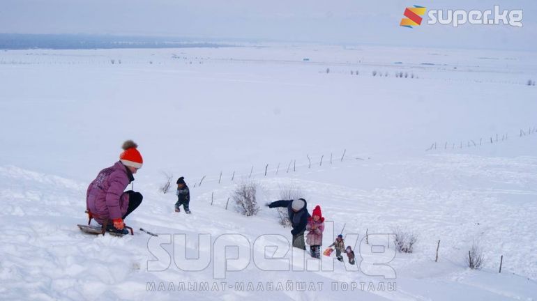 Кыштын керемет күндөрүндө тоодон жылгаяк тээп ойногон окуучулар 