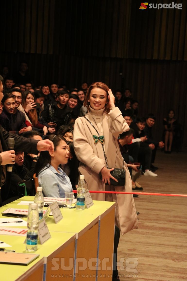 &quot;Ак кеме&quot; командасынын оюнчусу Жаныш Асел Кадырбековага: &quot;Сүйүүмдү баалабай койдуң, мейли эми жашоо жашоой, бывший бывшой да&quot; деп жаткан учур 