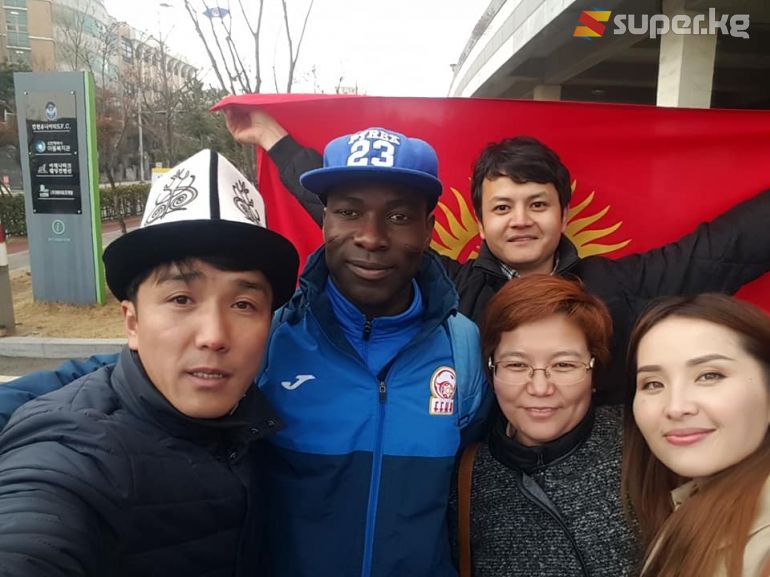 Нурсултан Алтыбаев менен күйөрмандар жана Кыргыз курама командасынын оюнчусу Даниэль Тэго