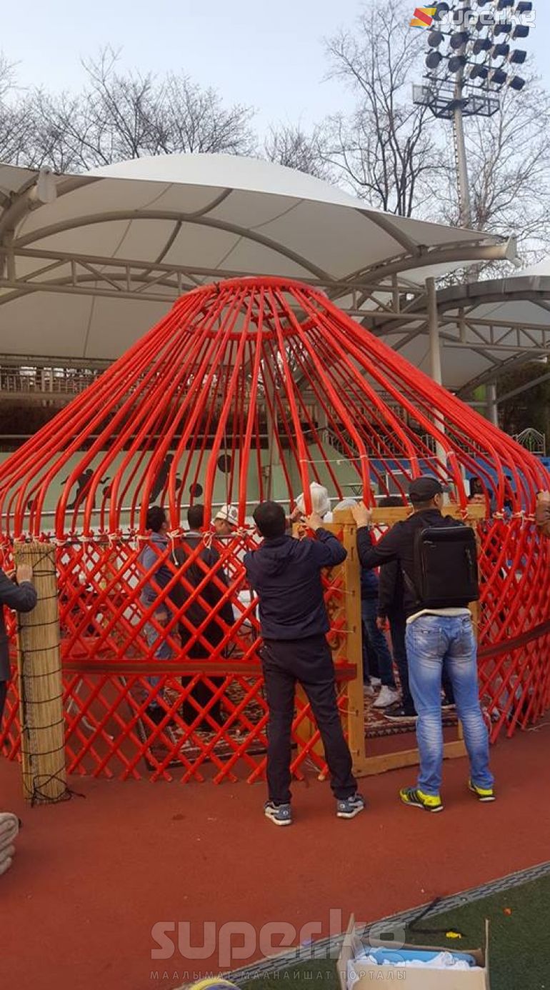 Биринчи жолу тигилген боз үйдү Корея Республикасындагы Кыргыз өлкөсүнүн элчиси Кылычбек Султан атайын Кыргыз диаспорасы үчүн Кыргыз мамлекетинен сатып алып келип берди.