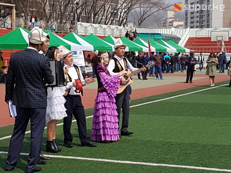 Мекенден алыс жүргөн Кыргыз жарандары улуттук ыр-бийлерге да күбө болушту 