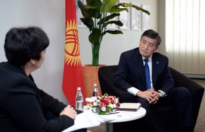 Президент Жээнбеков Наталья Ханженкова менен