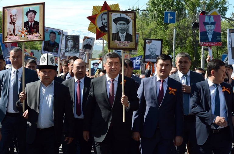 Сооронбай Жээнбеков чоң атасы Жээнбек Пирназаровдун сүрөтүн көтөрүп чыкты