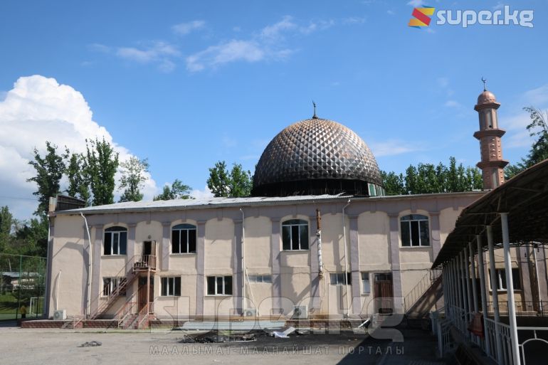 Махатма Ганди жана Баялинов көчөлөрүнүн кесилишинде жайгашкан мечит.