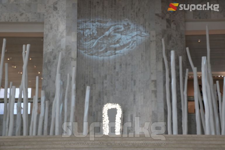 Инсталляцияга ар бири 600 доллардан болгон 50дөн ашык жыгач орнотулган
