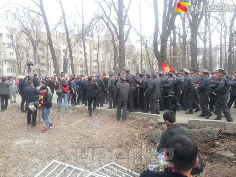 УКМКнын алдында С.Жапаровду колдоо митинги (25-март, 2017-жыл)