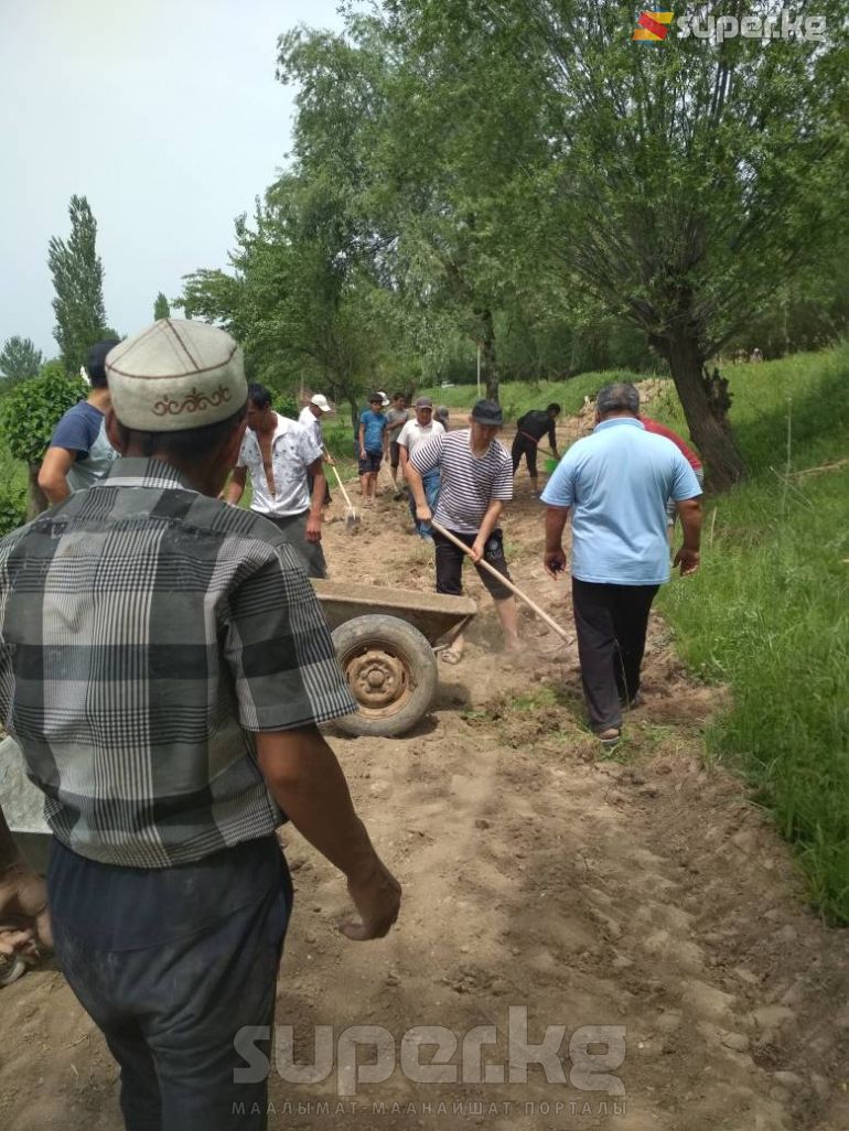 Айылдыктар ашар жолу менен жолду оңдоп жаткан кези