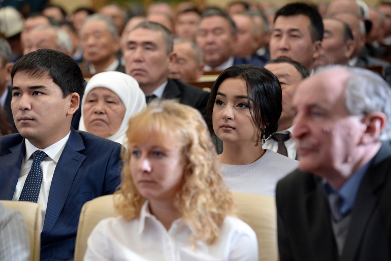 Сооронбай Жээнбековдун кызы Бактыгүл Шарипова жана күйөө баласы Атабек Абжалиев. Атабек Абжалиев Жогорку Кеңештин депутаты Алиярбек Абжалиевдин уулу.