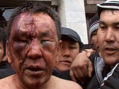 Молдомуса Конгантиев 2010-жылы 6-апрелде Таласта митингчилер тарабынан ур-токмокко алынган.