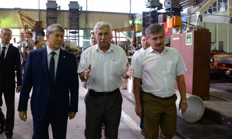 Экс-президент Алмазбек Атамбаев өткөн жылы &quot;Дастан&quot; заводуна таанышууга барган. Анын жанында басып бара жаткан Юрий Васильев ишкананын жумушун тааныштырган.