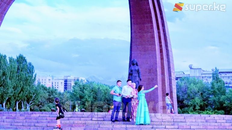 Жаш жубайлардын сейилдөөсү.