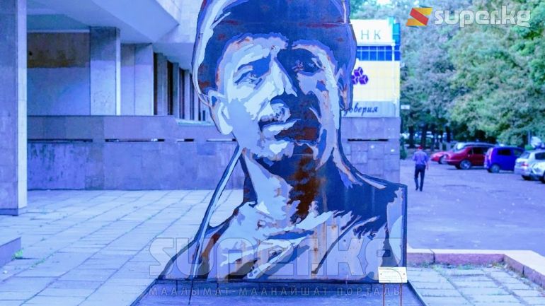 Гапар Айтиев атындагы музейдин алдына коюлган өзгөчө эстеликти DOXA Art-group жасаган. 