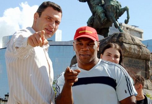 Виталий Кличко легендарлуу мушкер Майк Тайсон менен