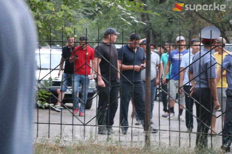 Сүрөт 19-июлда Биринчи Май райондук соттун алдында тартылган