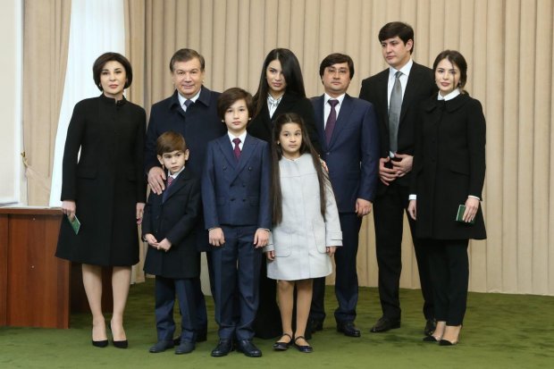 Шавкат Мирзийоев үй-бүлөсү менен.