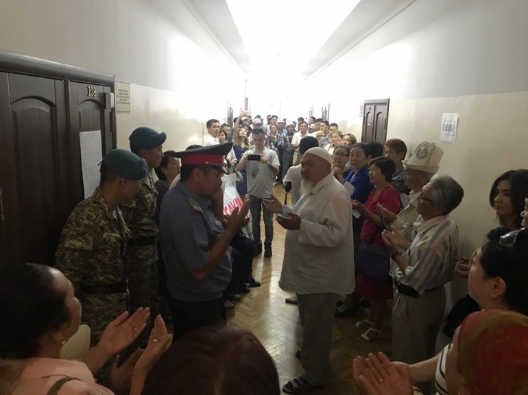 Сапар Исаковдун баш коргоо чарасы жабык эшик артында өттү