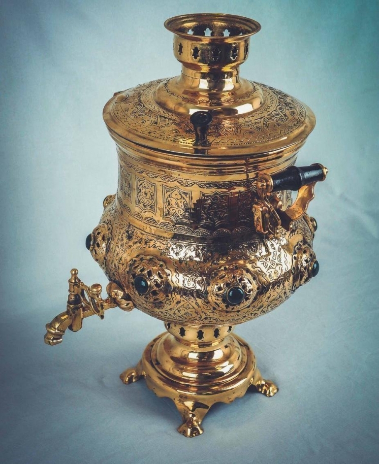 Сооронбай Жээнбеков белек кылган самоор.