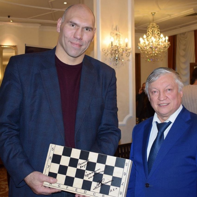 Шахмат боюнча дүйнө чемпиону Анатолий Карпов менен