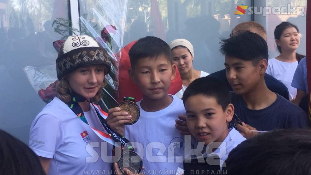 Дарья Маслова аэропорттун сыртында күтүп турган күйөрмандары менен сүрөткө түшүүдөн баш тарткан жок