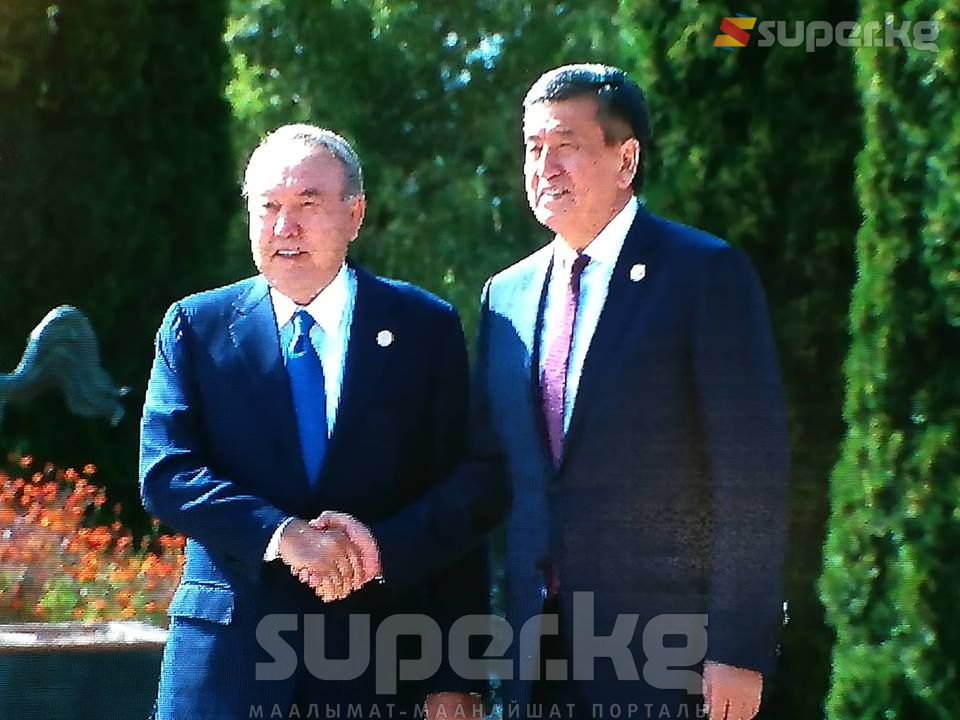 Сооронбай Жээнбеков Казакстандын президенти Нурсултан Назарбаев менен.