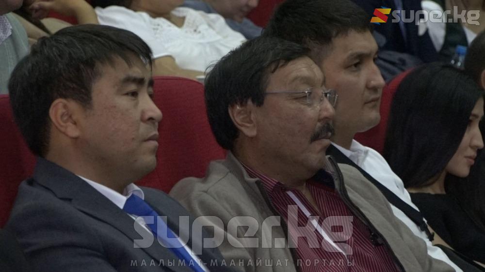 Депутат Жанар Акаев менен ырчы Асылбек Өзүбеков
