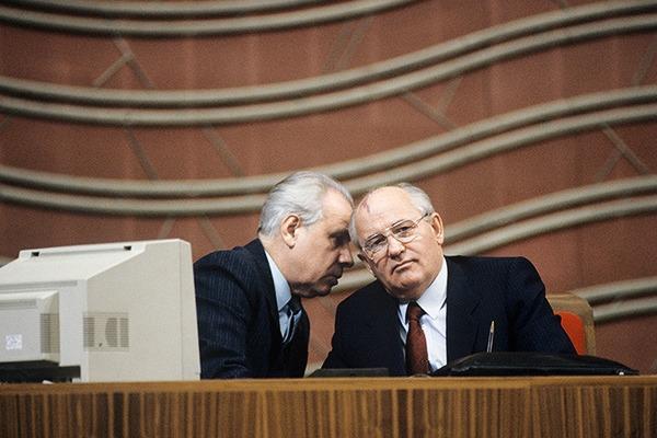 Анатолий Лукьянов менен Михаил Горбачёв.