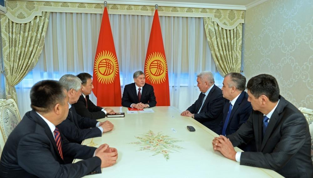 2014-жыл, 20-март. Президент болуп турган Алмазбек Атамбаев парламенттин спикери жана фракция лидерлери менен жаңы коалиция куроо маселесин талкуулоо учурунда.