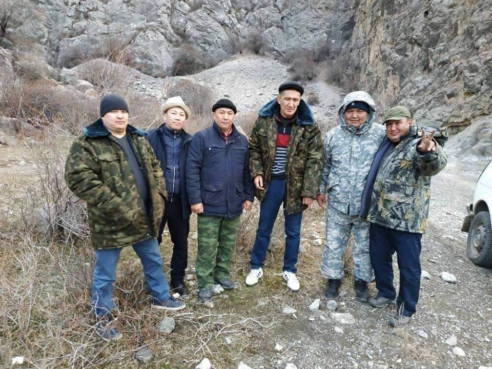 Сүрөттө сол жактан биринчи турган Мелис Калыков, үчүнчү турган Анарбай Мамажакыпов 