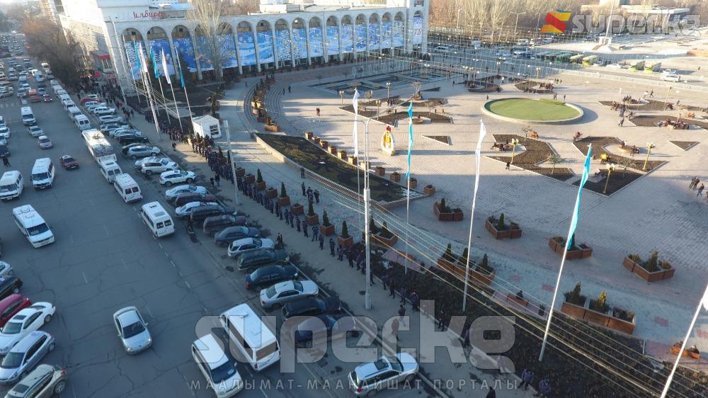 Митинг соңуна чыгып калган учурдагы аянттын бийиктиктен көрүнүшү.