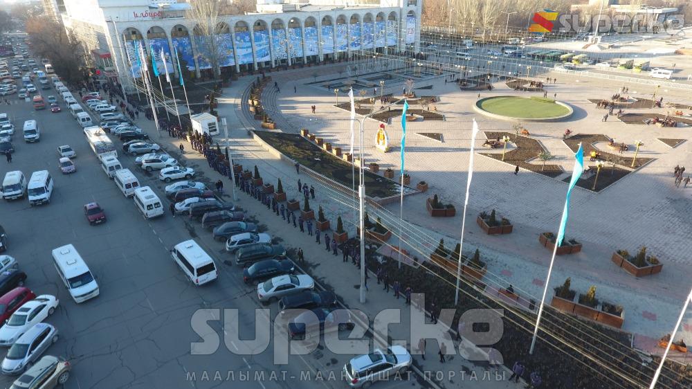 Митинг соңуна чыгып калган учурдагы аянттын бийиктиктен көрүнүшү.
