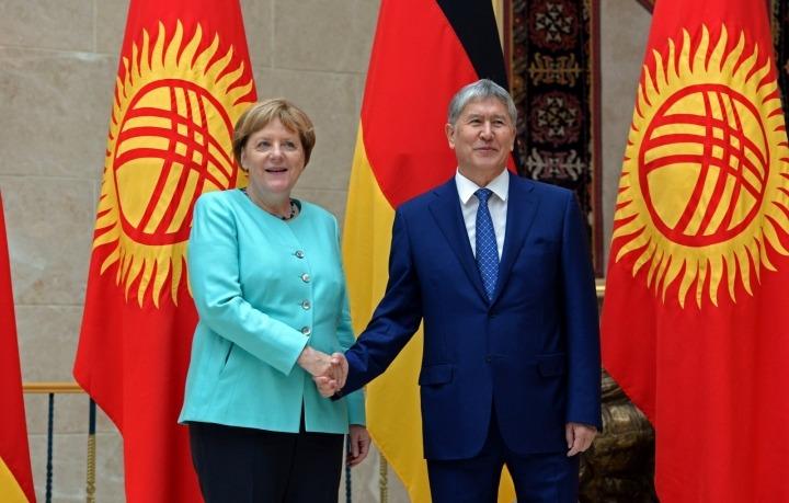 Алмазбек Атамбаев менен Германиянын канцлери Ангела Меркелдин &quot;Ала-Арча&quot; резиденциясындагы жолугушуусу. 2016-жыл, 14-июль.