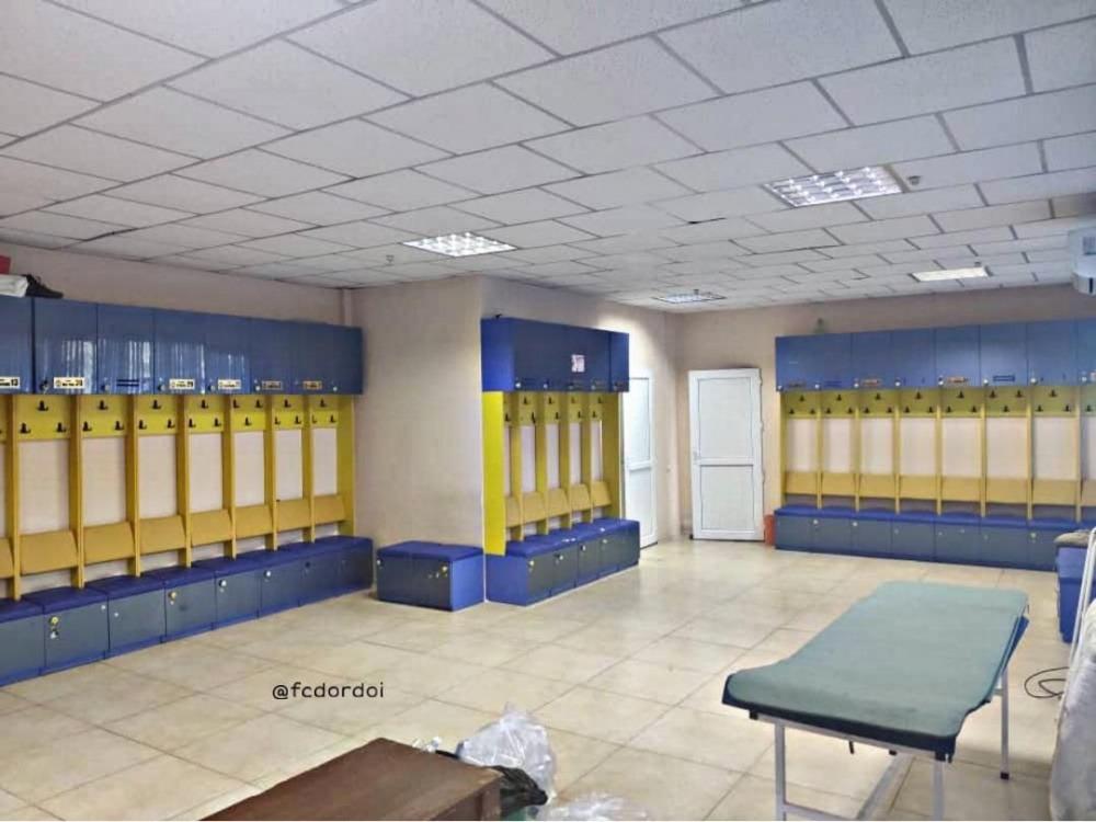 Машыгуудан кийин Япония курама командасы кийинүүчү жайды тазалап койгон.