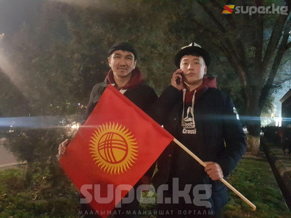 Беттешти көрүүгө келген футбол күйөрмандары
