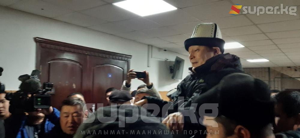 Осмонбек Артыкбаевди сот залынан көтөрүп чыгып кетишти