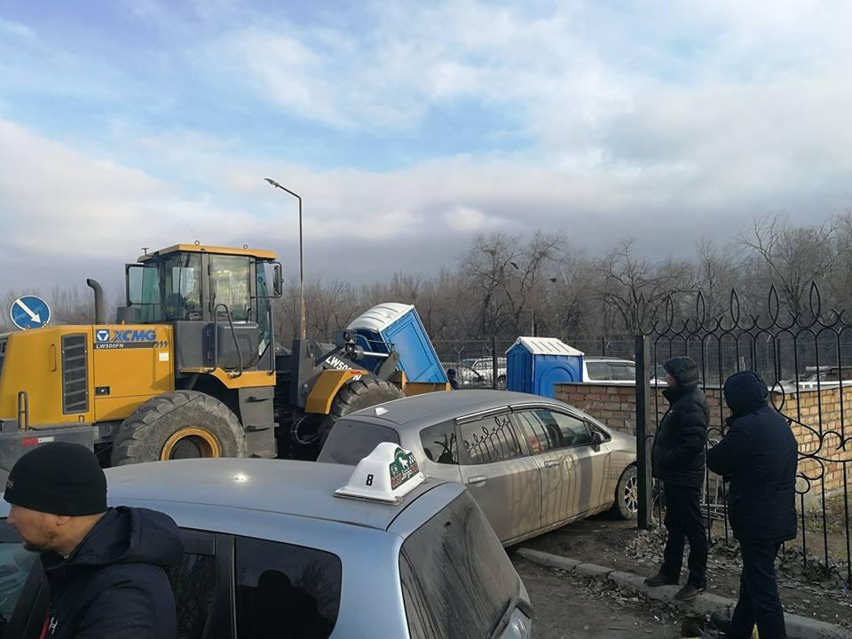 Көчмө дааратканалар коюлуп, эл сыртка чыгарылды.