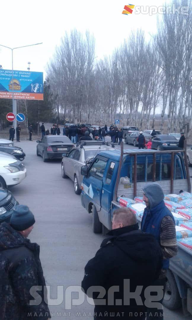 Аэропортко бара жаткан жол жабылып, тыгын жаралды.