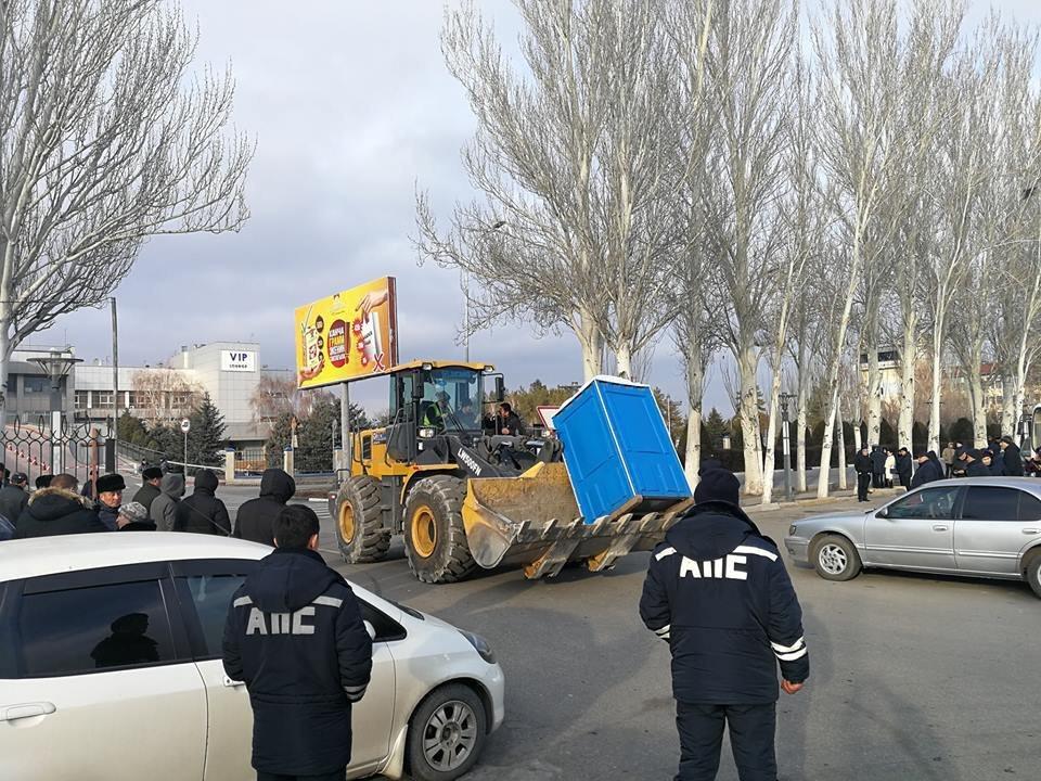 Көчмө дааратканалар коюлуп, эл сыртка чыгарылды.