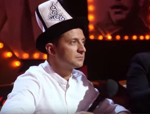 «Куудулду күлдүр» аттуу шоуго катышкан кыргыз жигити калыстарга калпак белек кылганда Зеленский да калыстардын мүчөсү болгон.
