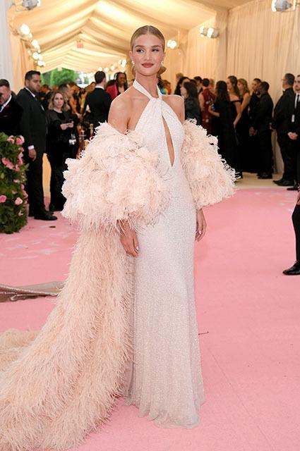 Британиялык супер модель Рози Хантингтон-Уайтли иш-чарага &quot;Oscar de la Renta&quot; компаниясынын көйнөгүн кийип келген.