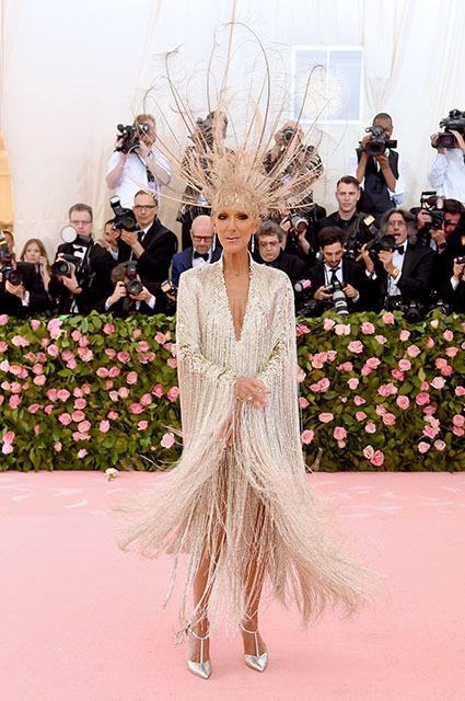 Канадалык ырчы Селин Дион &quot;Oscar de la Renta&quot; компанясына таандык көйнөктү тандаган.