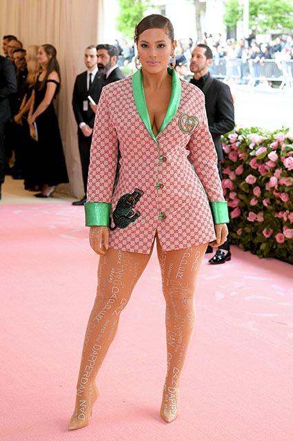 Модель Эшли Грем италиялык &quot;Gucci&quot; мода үйүнүн костюмунда.