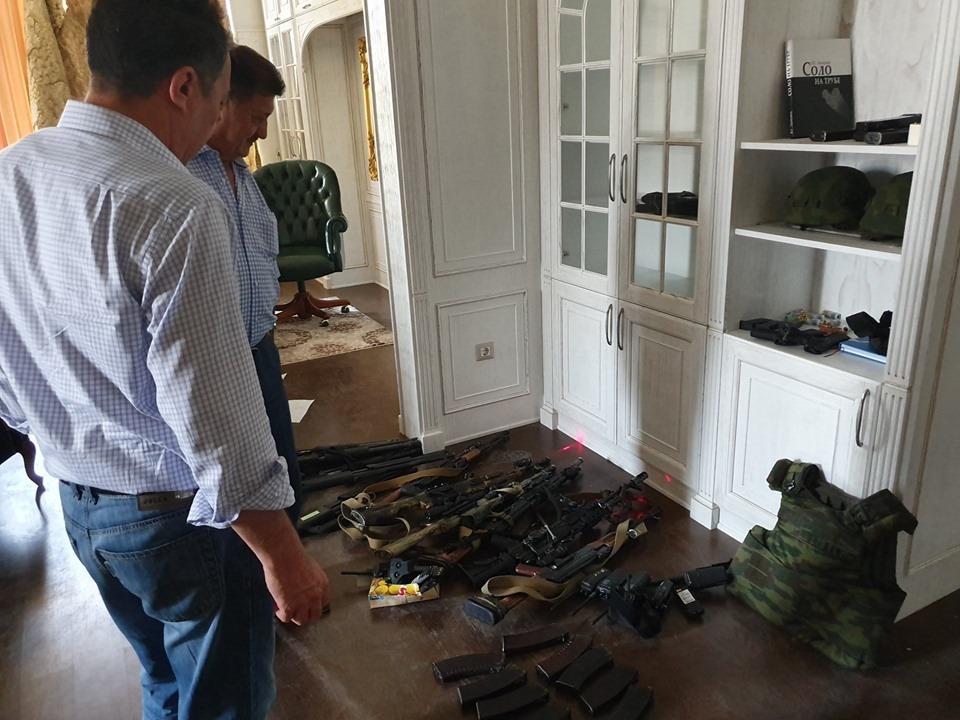 Алмазбек Атамбаевдин социалдык тармактагы баракчасына илинген маалыматка ылайык, кечээ спецназдан тартылып алынган курал-жарак кайтарылып берилген. 