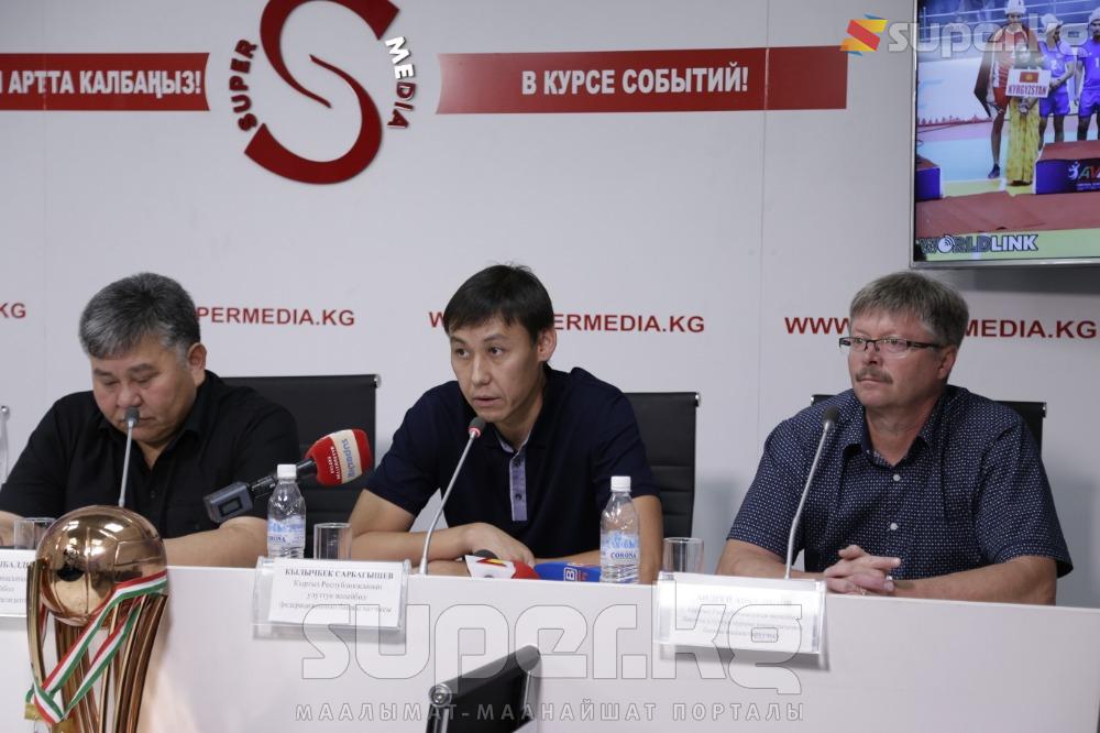 Сүрөттө ортодо: Кылычбек Сарбагышев – Кыргыз Республикасынын улуттук волейбол федерациясынын башкы катчысы