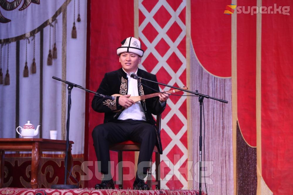 Төкмө акын, &quot;Айтыш&quot; коомдук фондунун тең төрөгасы Асылбек Маратов.