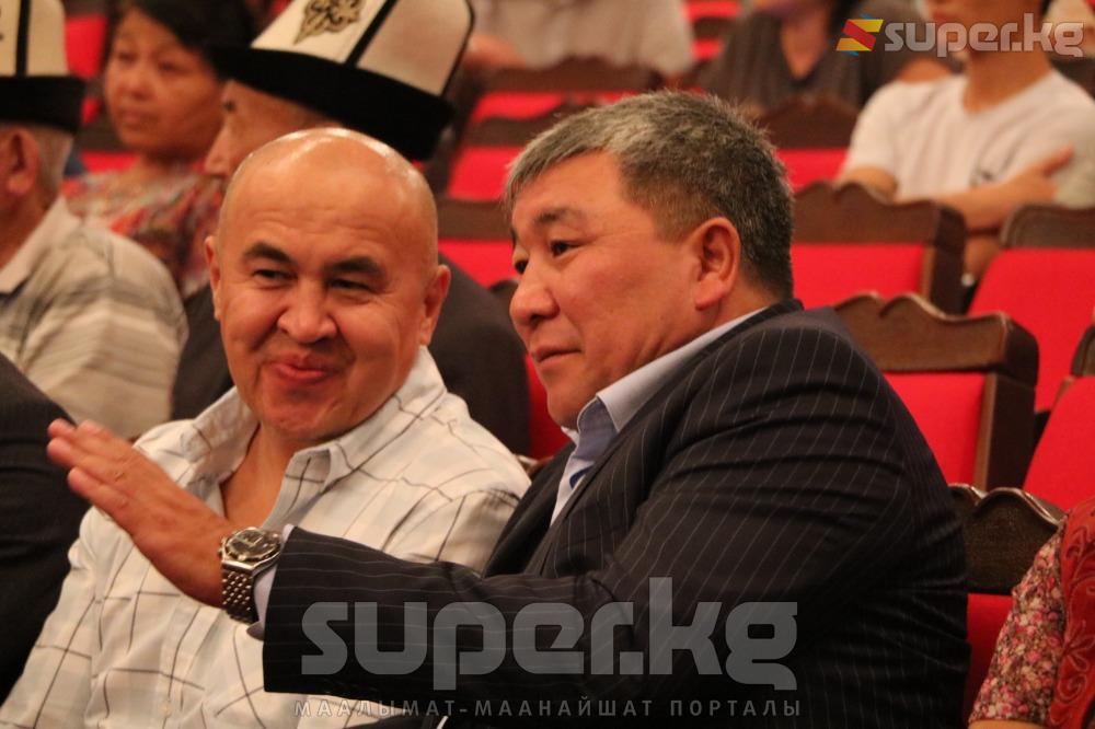 ЖогоркуКеңештин депутаттары Рыскелди Момбеков жана Алтынбек Сулайманов.