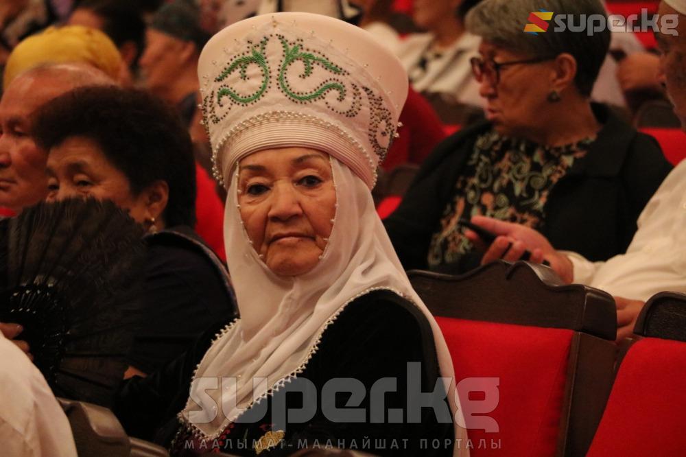 Белгилүү төкмө Эстебес Турсуналиевдин жубайы.
